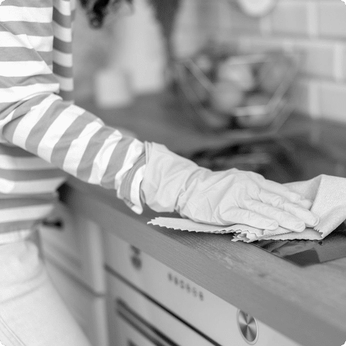 Sécurité et entretien : Verrouillage enfant, surface facile à nettoyer.